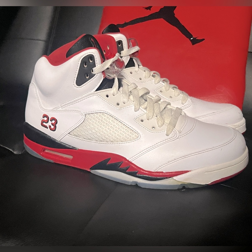 (M) Air Jordan: size 11/ Retro 5/ Black Tongue. New in box